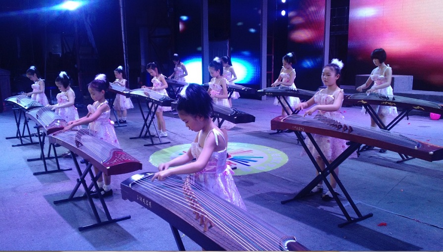 我们的小学员表演中